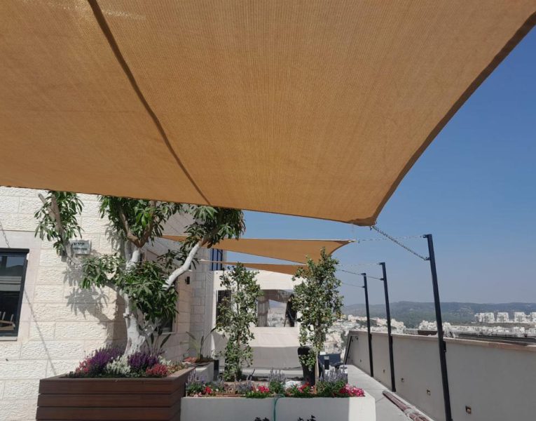 רשת צל 140 גרם להצללה תוצרת כחול לבן חיזוק שמשונית בהיקף